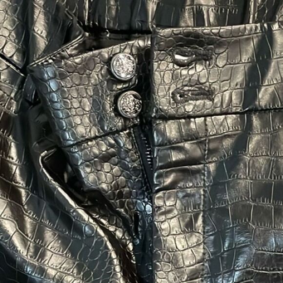 NEW Chicos Baggy Cropped Wide Leg Pants Embossed Faux Leather Sz 12 Black Womens - Picture 2 of 7